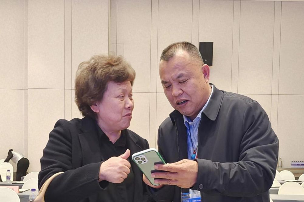 广东惠州市四角楼珠宝创意园参加中国国际珠宝展现场推介产业优势